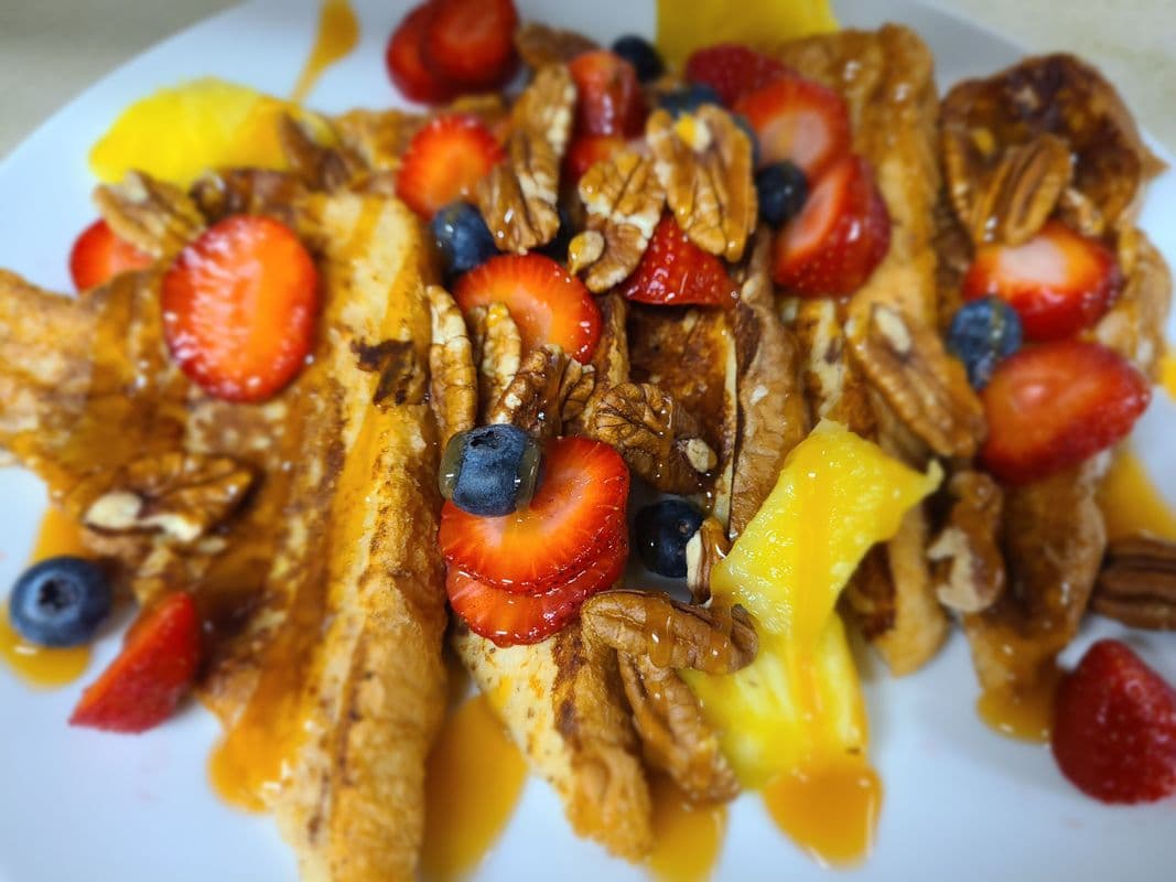 Plat de pain doré et fruits frais / French Toast with Fresh Fruit Platter