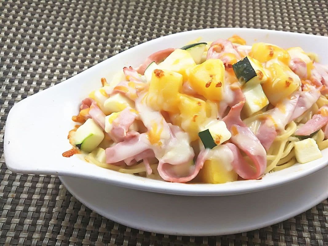 Baked Pineapple, Chicken and Ham with Spaghetti 菠蘿火腿雞柳焗意粉