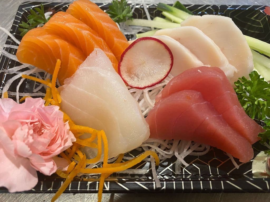21. Sashimi App (8 pcs)
