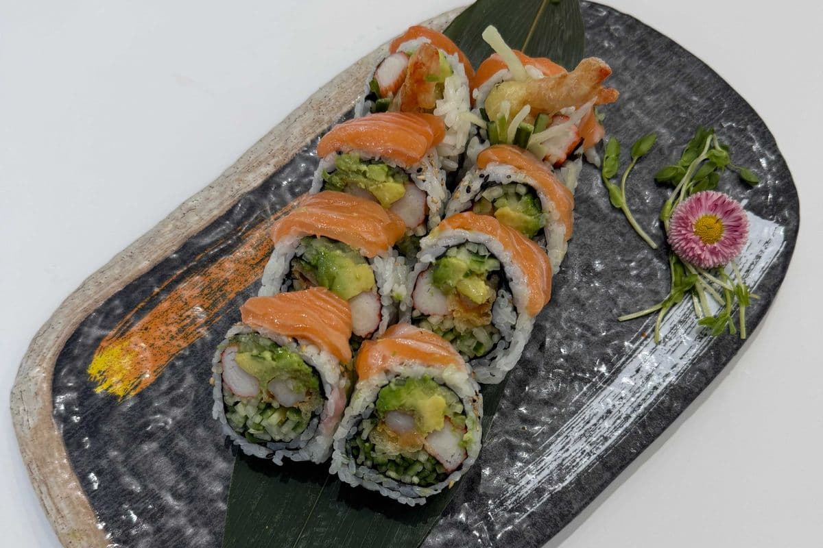 DR2. Red Dragon Roll (8 pcs) 三文魚龍卷
