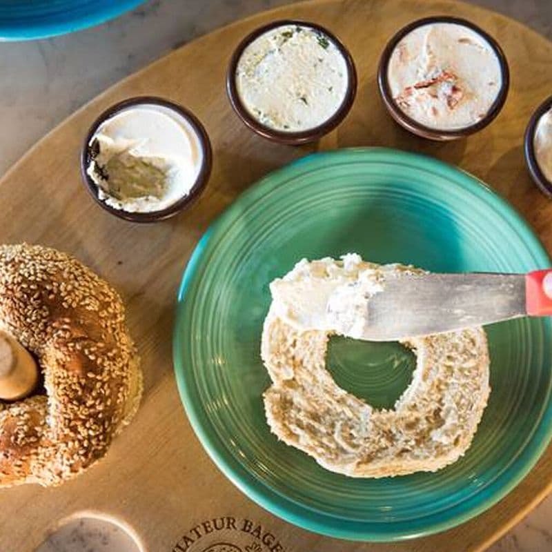 Fromage à la crème tomates séchées sur un bagel / Sun-Dried Tomato Cream Cheese on a Bagel