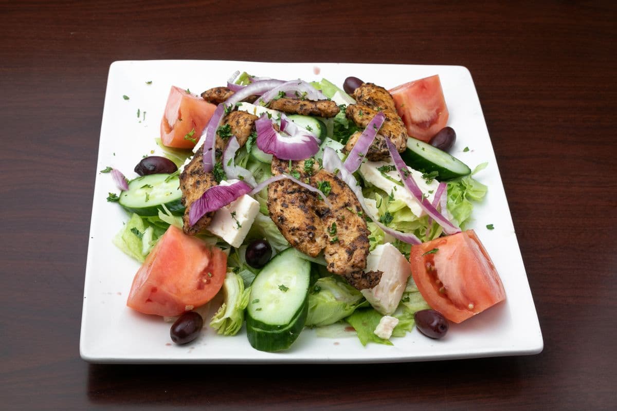 Salade grecque avec poulet grillé / Greek Salad with Grilled Chicken