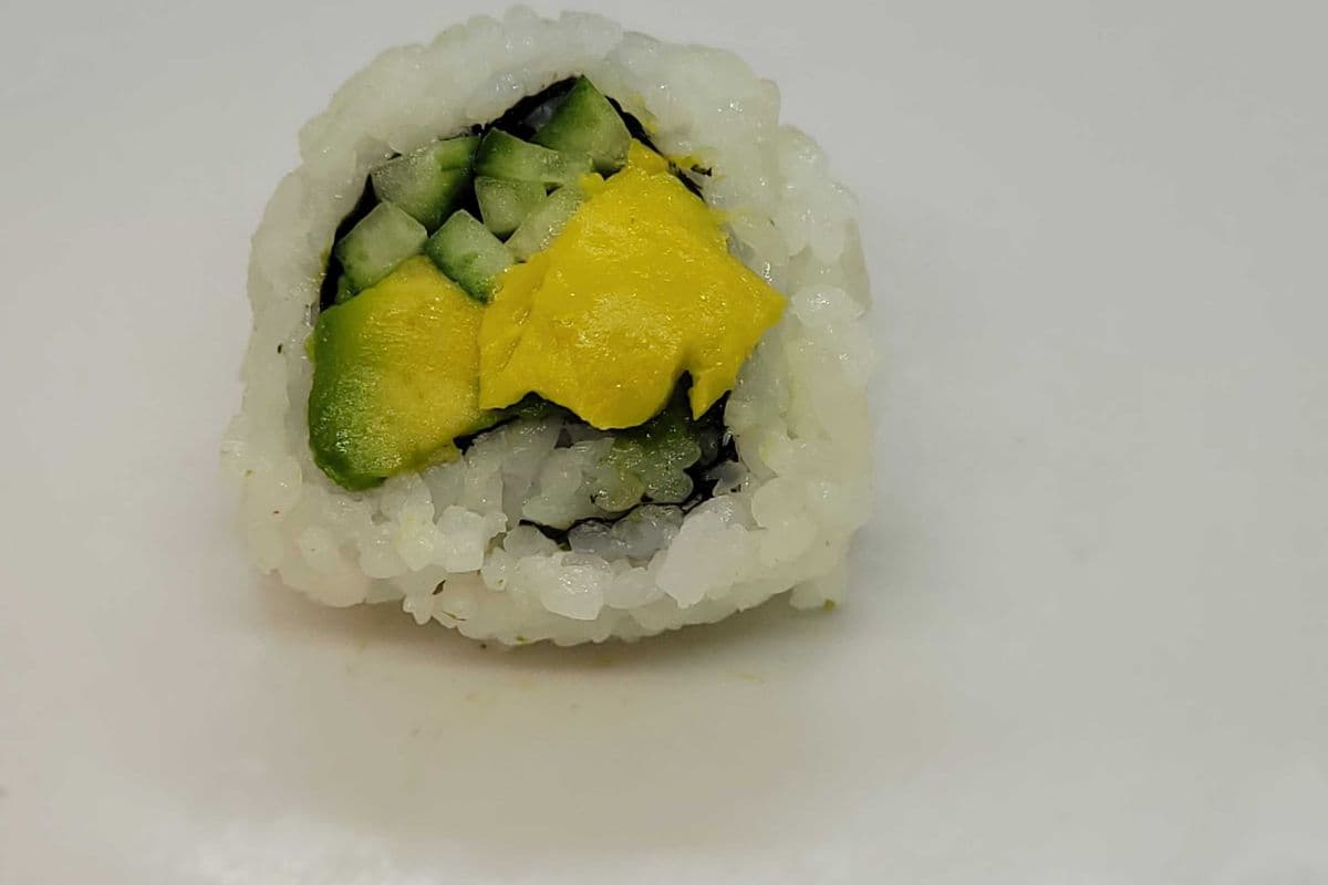 Avo and Cucumber Maki (8pcs)