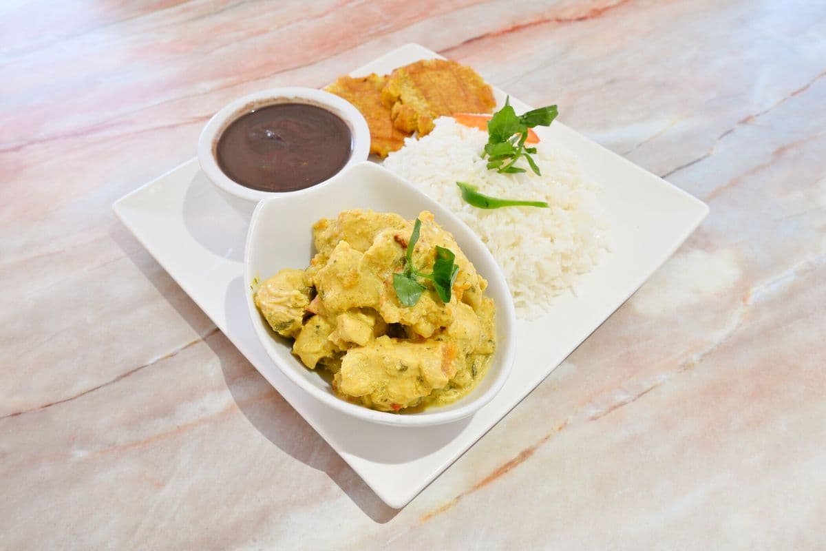 Poulet Curry Avec Riz Blanc/ Curry Chicken With White Rice