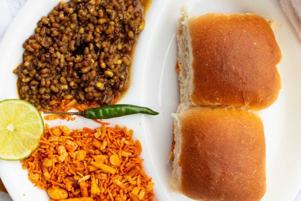 Misal Pav + Beverage