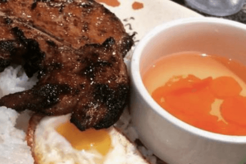 38. Riz avec côtelette de porc grillé et oeuf / Grilled Pork Chop and Egg on Rice