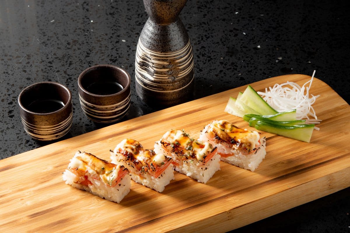Flame-Torched Smoked Salmon And Cream Cheese Sushi (4pcs) (A617)