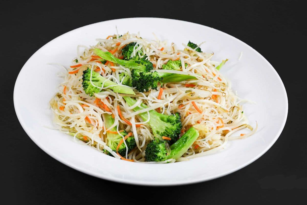 Glutenless Veggie Chow Mein with Rice Noodle