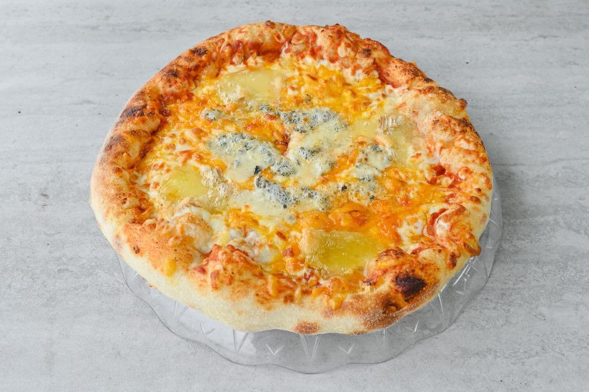 2 Pizzas larges aux 4 fromages / 2 Large 4 Cheese Pizzas