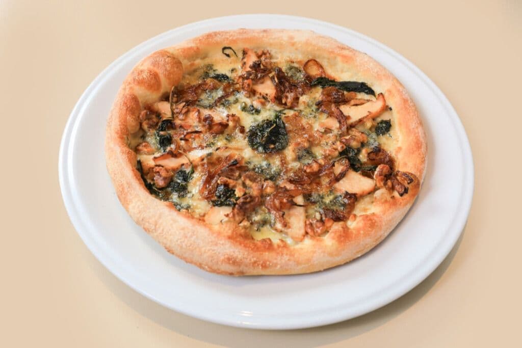 Pizza Poulet et fromage bleu (pour 2) / Chicken and Blue Cheese (For 2)