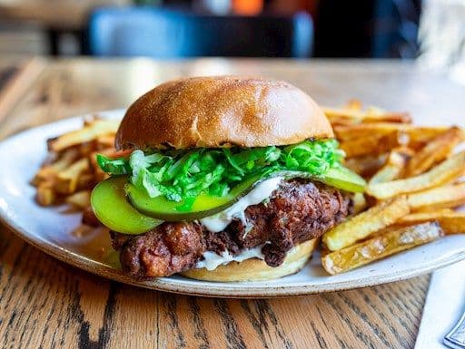 Burger poulet frit cajun / Cajun Fried Chicken Burger