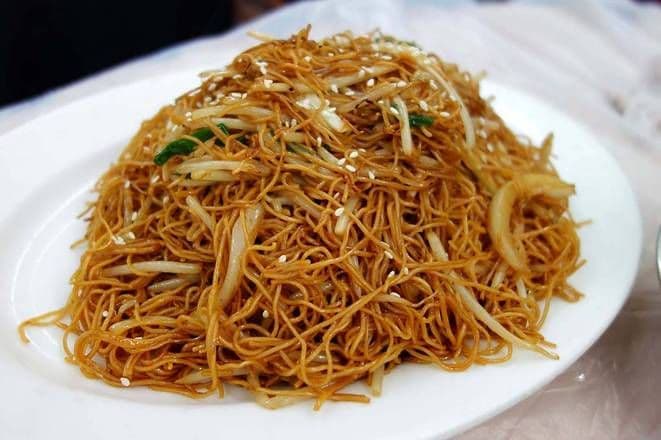 Pan Fried Chicken Chow Mein in Soy Sauce / 乾炒雞絲麵
