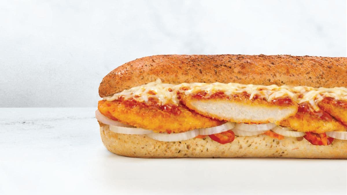 Large Chicken Parm Sub Combo / Grand sandwich au poulet parmesan