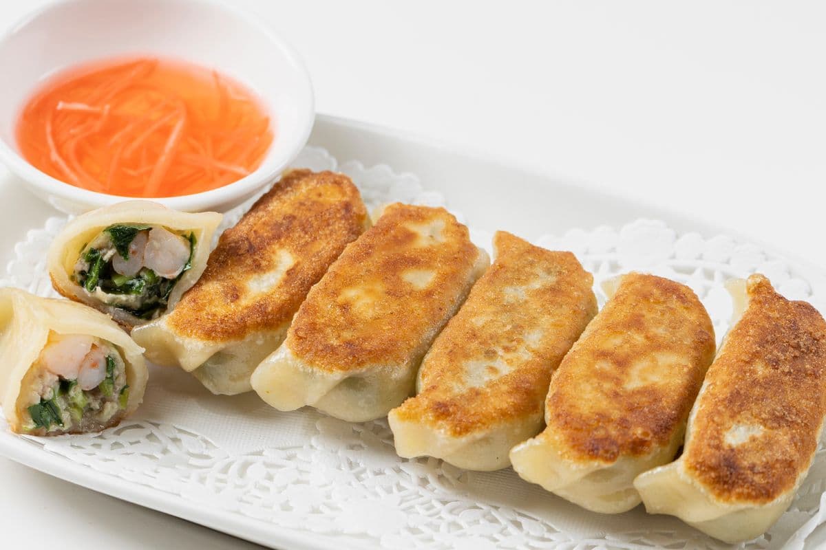 006. Pan-Fried Garlic Chive Dumplings (6 pcs) 韭菜蝦肉鍋貼
