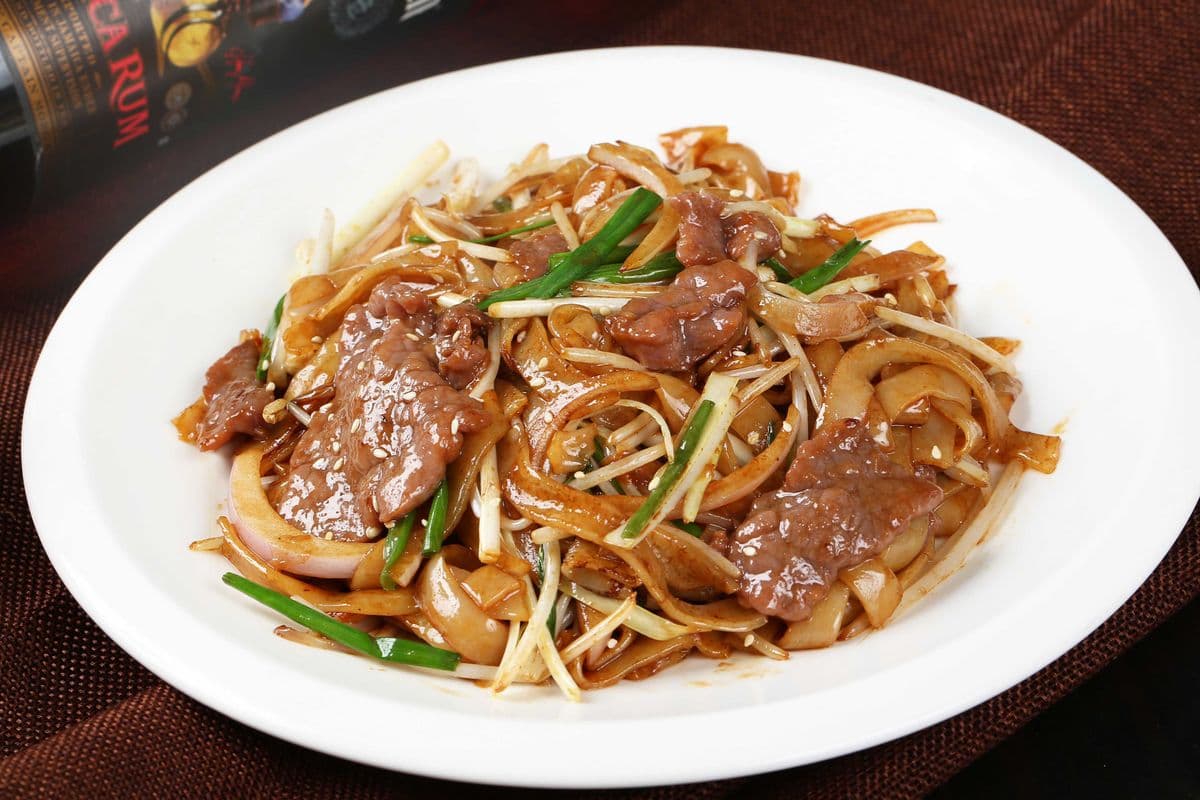 (N07)干炒牛河 BEEF AND SOY SAUCE FRIED RICE NOODLE