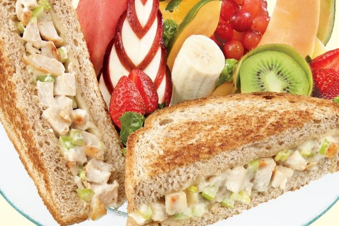 Croque-poulet avec fruits frais