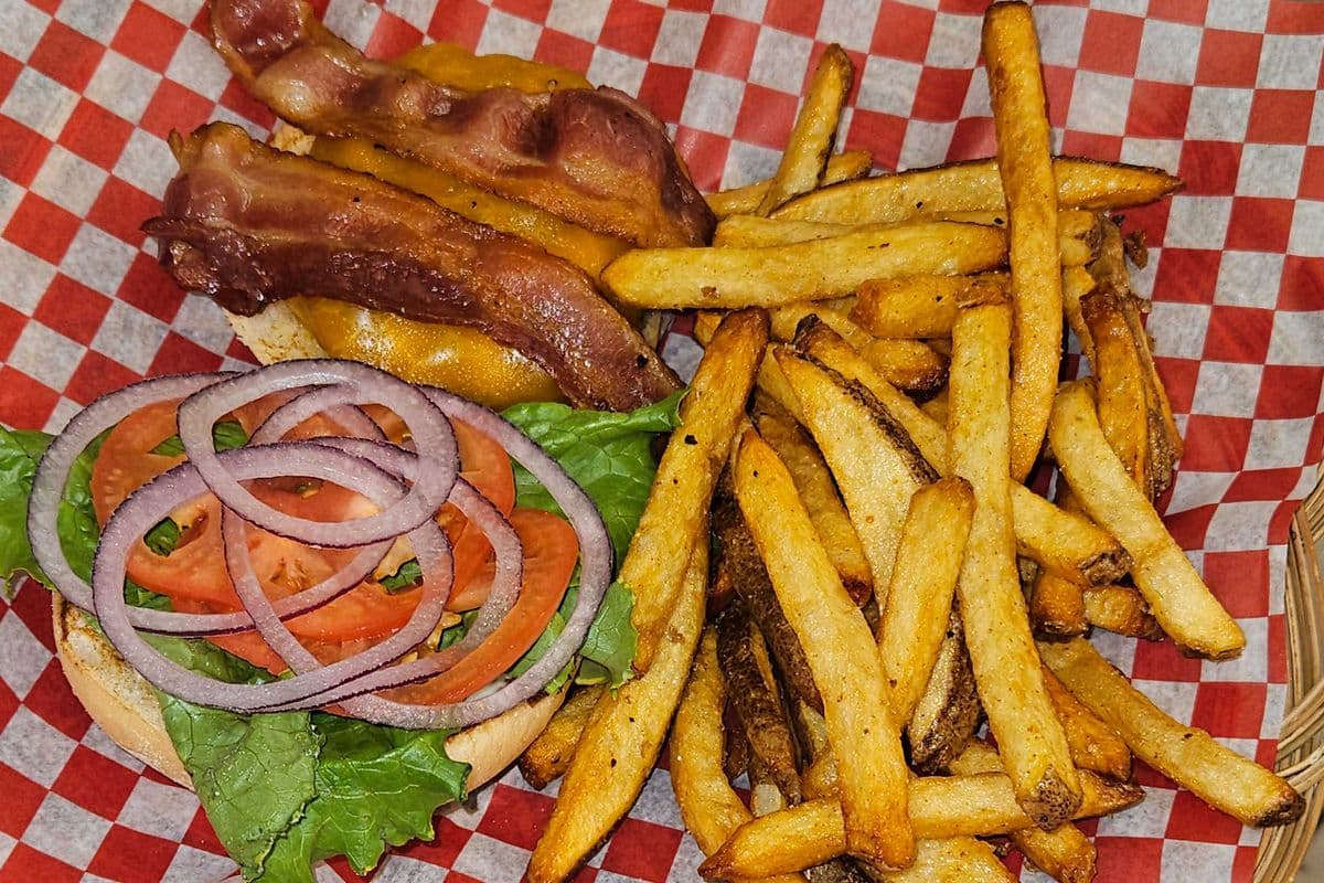 Bacon Cheeseburger w/Fries