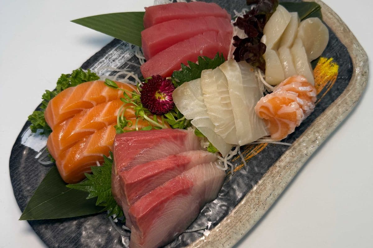 C7. Sashimi Combo (16 pcs) 刺身套餐