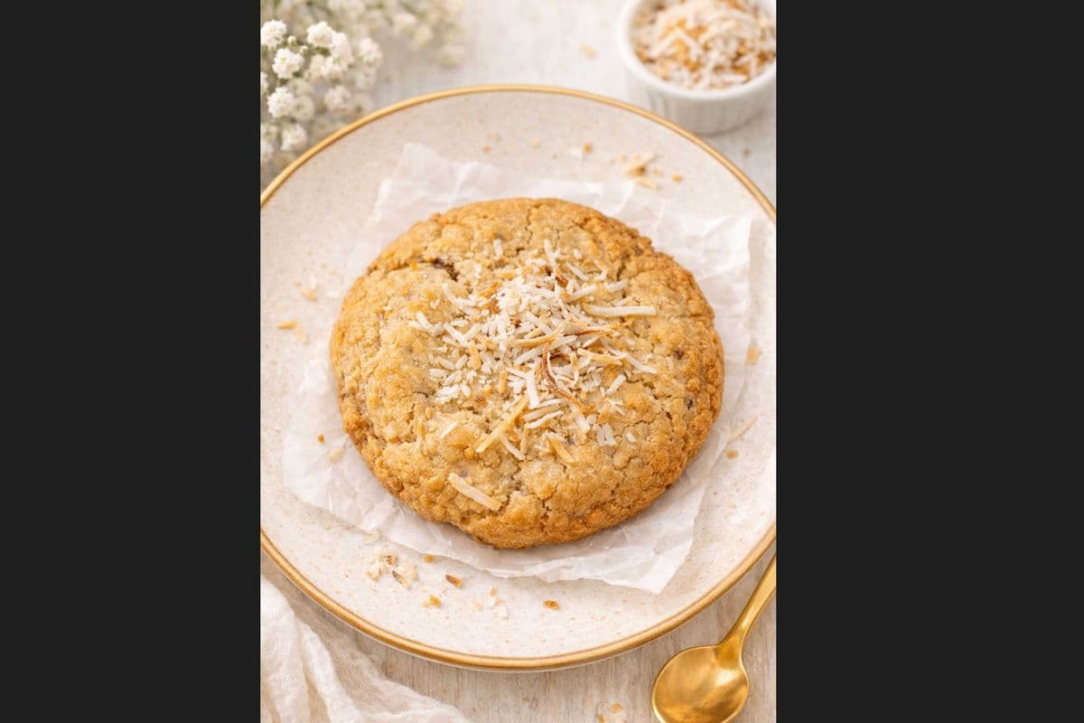 Yomie’s Toasted Coconut Cloud Cookie 🥥