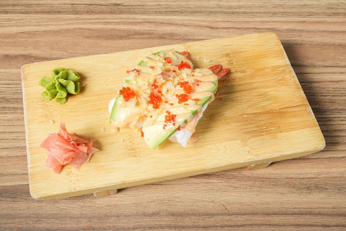 Avocado and Prawn Sushi (2 pcs)
