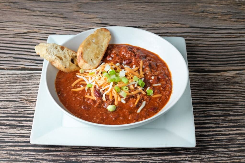Icehouse Chili with Garlic Bread (Cup)
