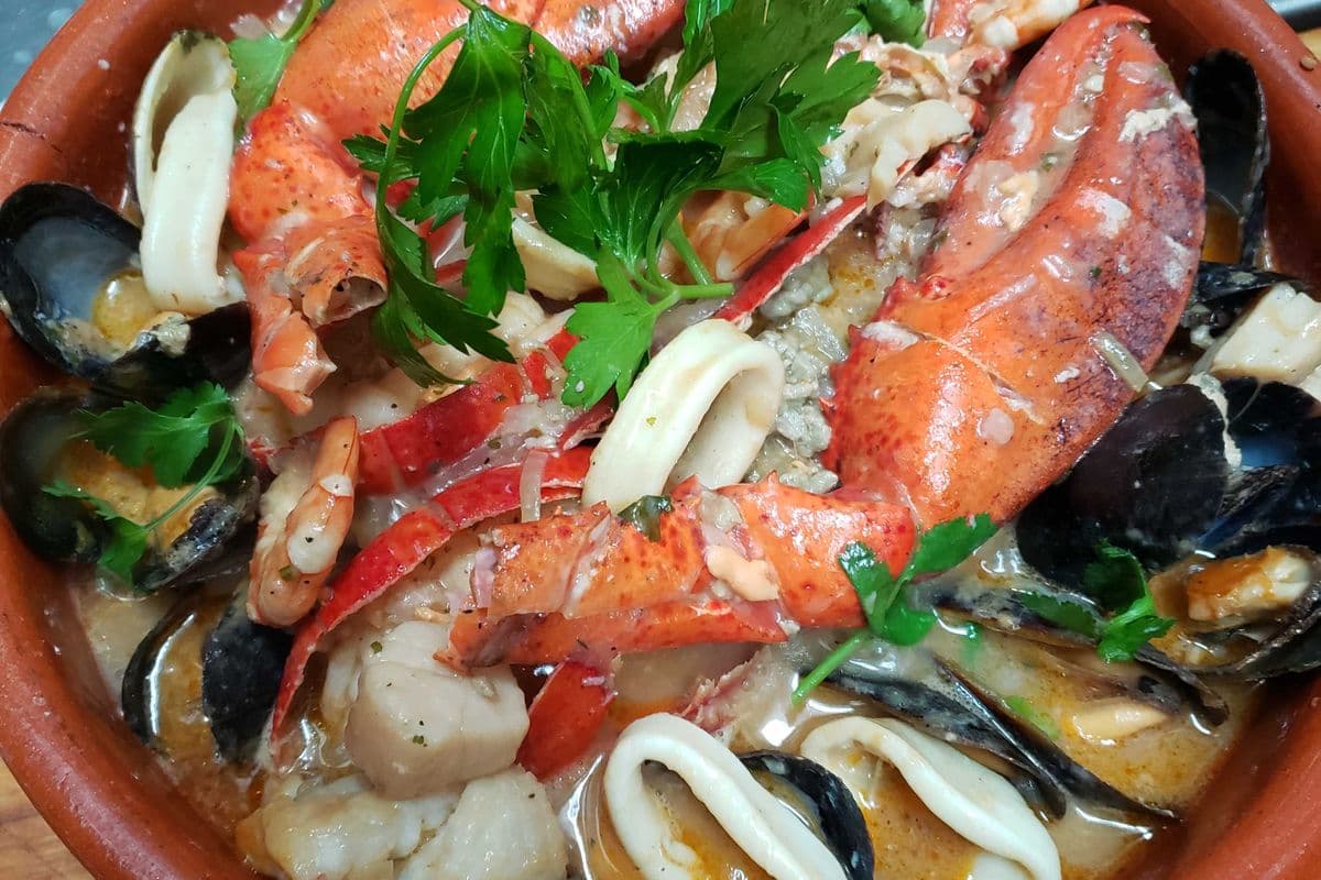 Combo B - Cazuela Atlantique (1 Entrée & 1 Dessert) / Combo B - Seafood Cazuela (1 Appetizer & 1 Dessert)