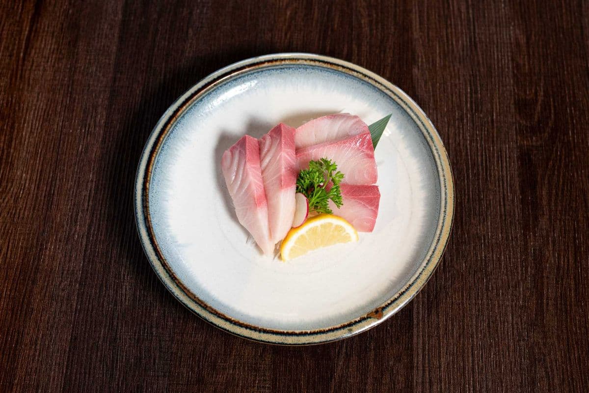 Hamachi Sashimi (6 pcs)