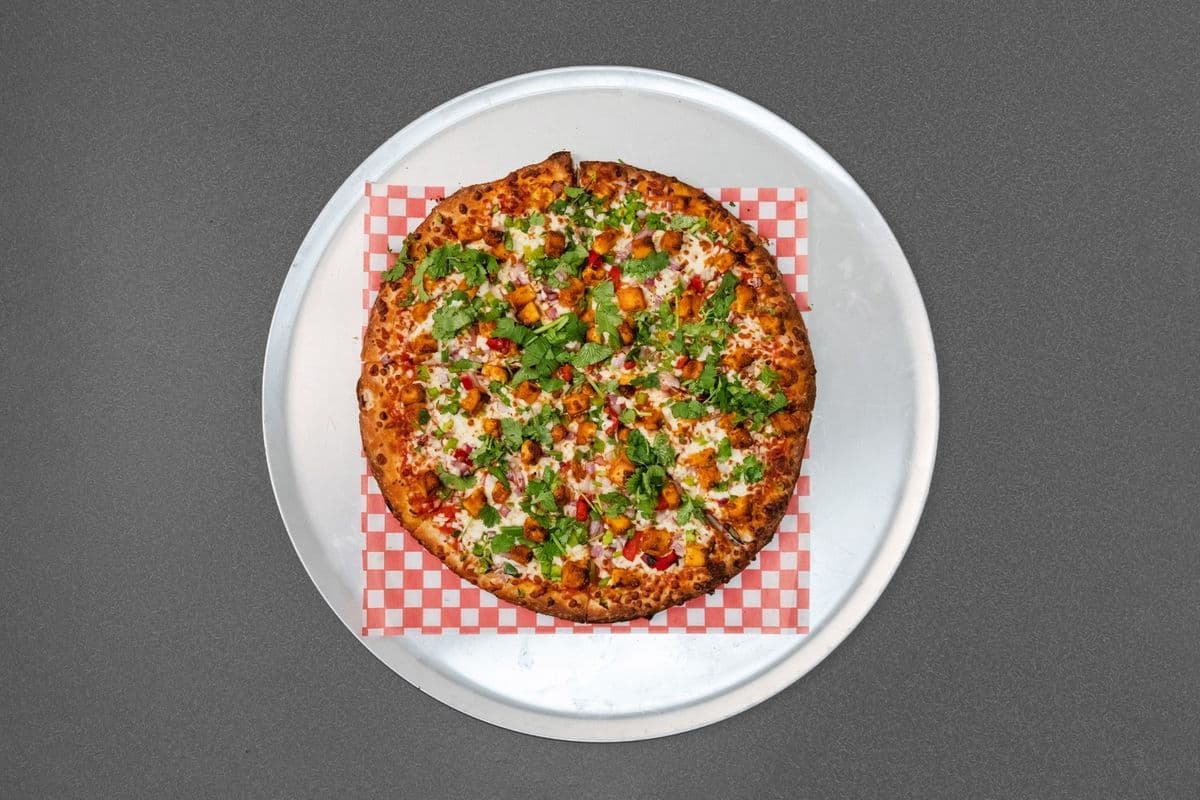 Tandoori Paneer Speciality Pizza w/ one free creamy garlic dip