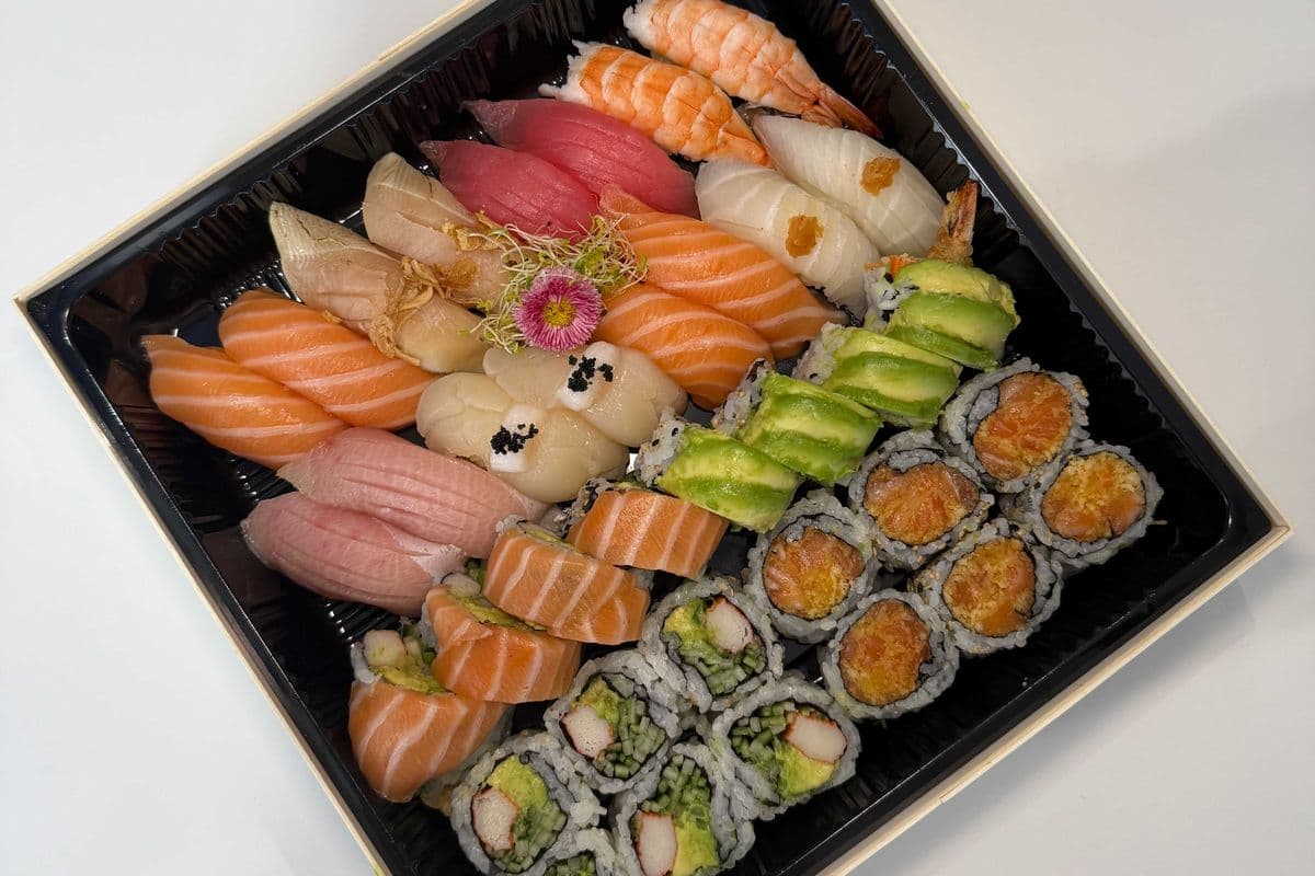 P17. Assorted Sushi and Rolls (36 pcs) 壽司+卷拼盤