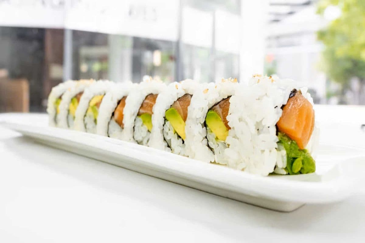 Salmon and Avocado Roll (8 pcs)