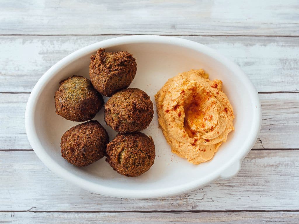 Five Falafel Balls With Hummus