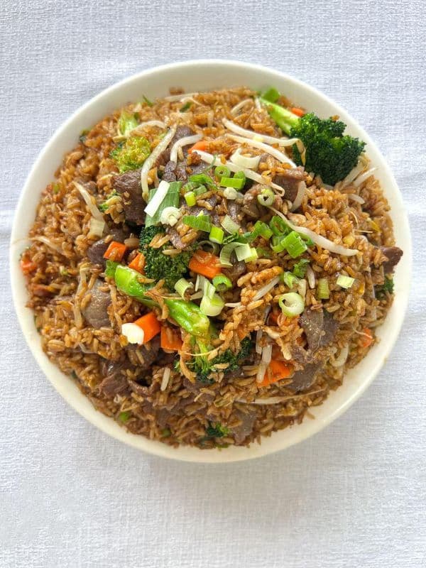 802. Riz frit au boeuf, sauce soja, et légumes / Fried Rice with Beef, Vegetables, and Soja Sauce / 802. Riz frit au boeuf, sauce soja, et légumes / F
