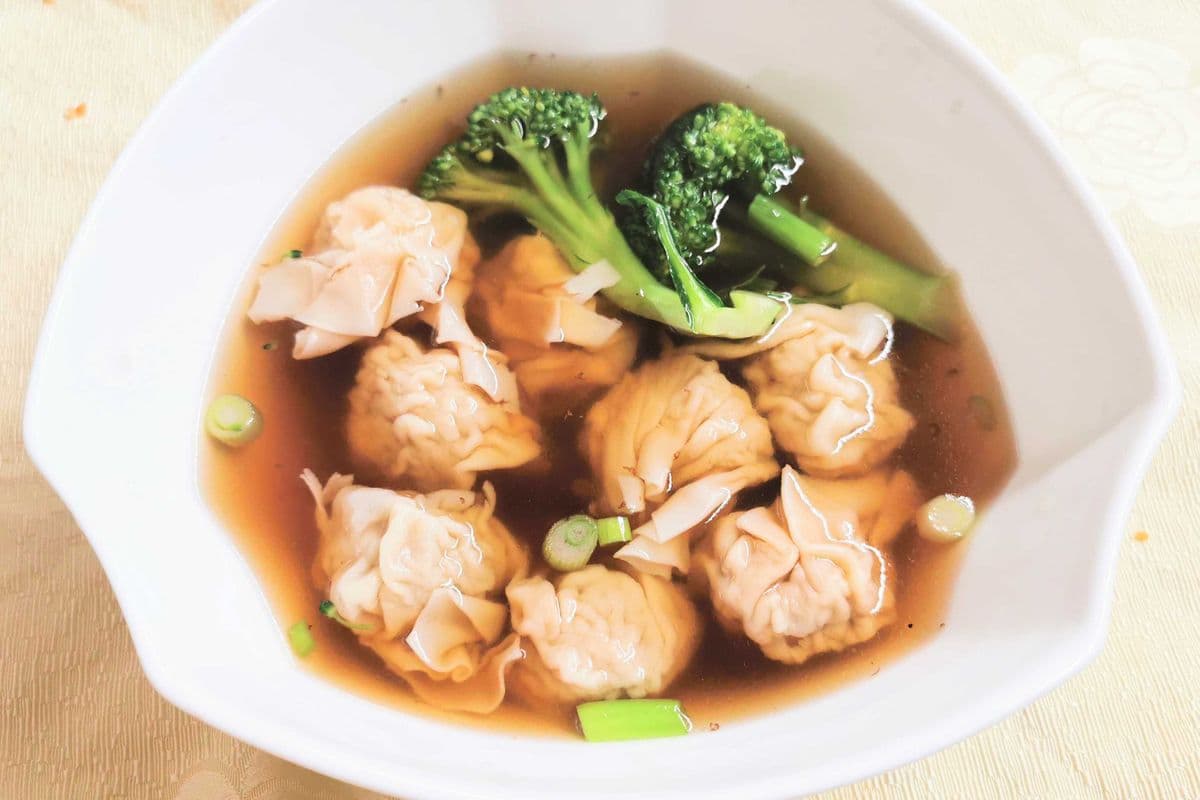 11. Wonton Soup (8 pcs) 云吞汤