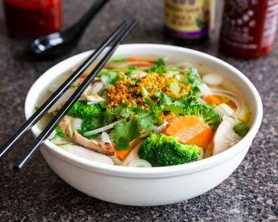 10. Soupe poulardine avec grillé et légumes / Noodle Soup with Grilled Chicken and Vegetables