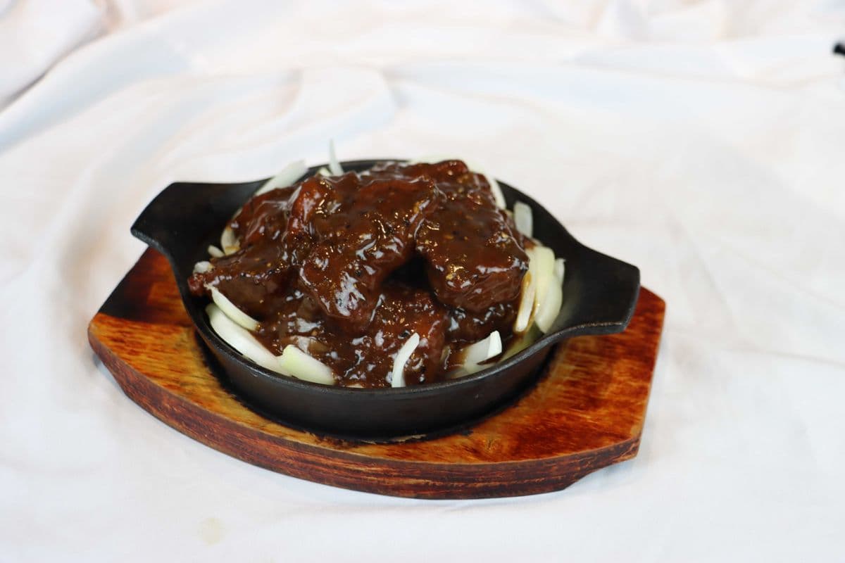 L16. Black Pepper Beef Tenderloin on Sizzling Plate 鐵板黑胡椒牛柳