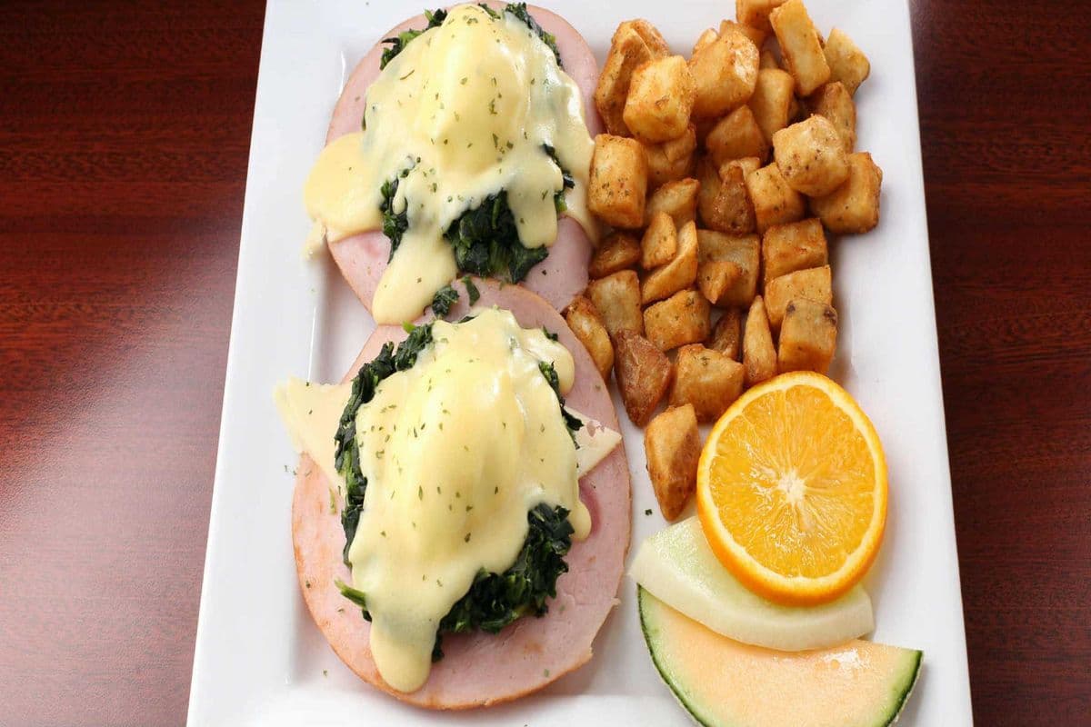 Oeufs bénédictines Fiesta au jambon, épinards et fromage suisse