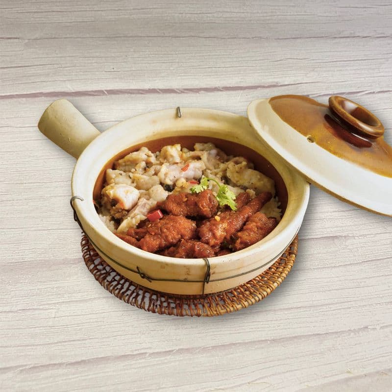 Steamed Rice in Casserole with Spareribs & Chicken Claws / 鳳爪排骨煲仔飯