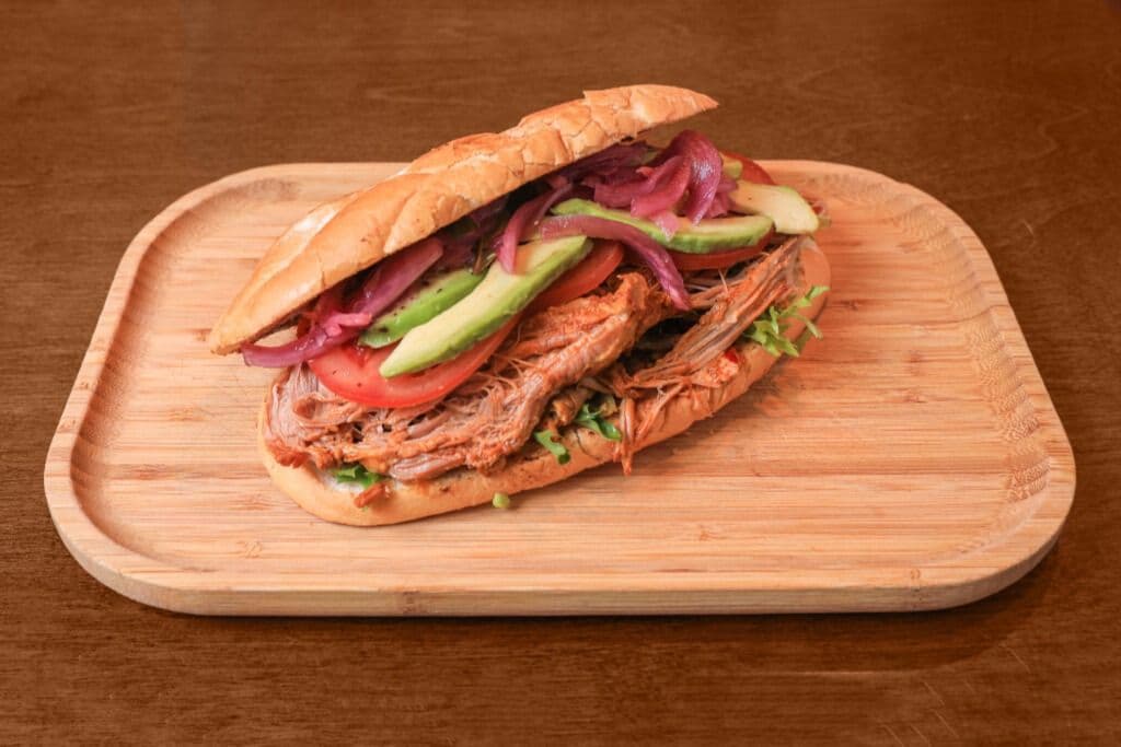 Torta con chilaquiles
