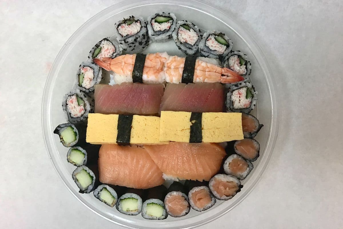 Small assorted sushi tray (28 pcs)