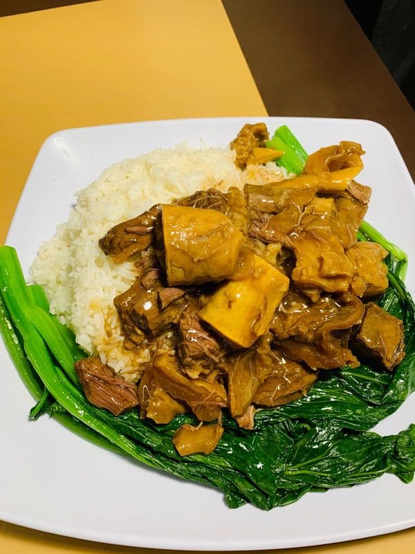 56. Beef Brisket or Beef Delicacies on Rice 紅燒牛腩/和味牛雜飯