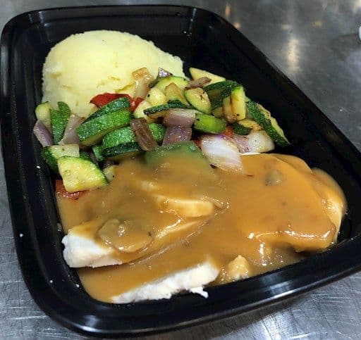 Émincé de poulet sauce forestière et purée