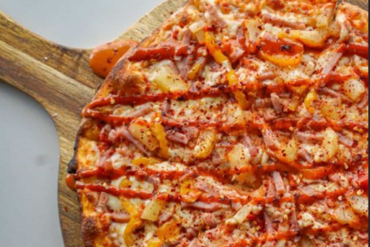 Medium (12'') Hawaiian Heat Pizza