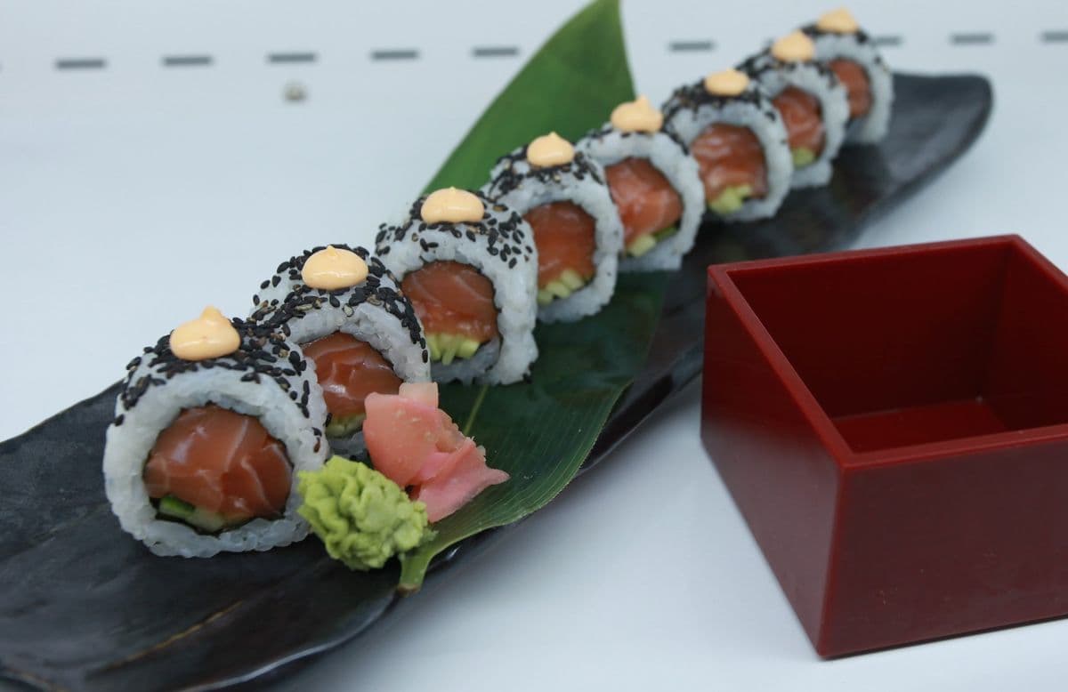 Spicy Salmon Roll (8pcs)