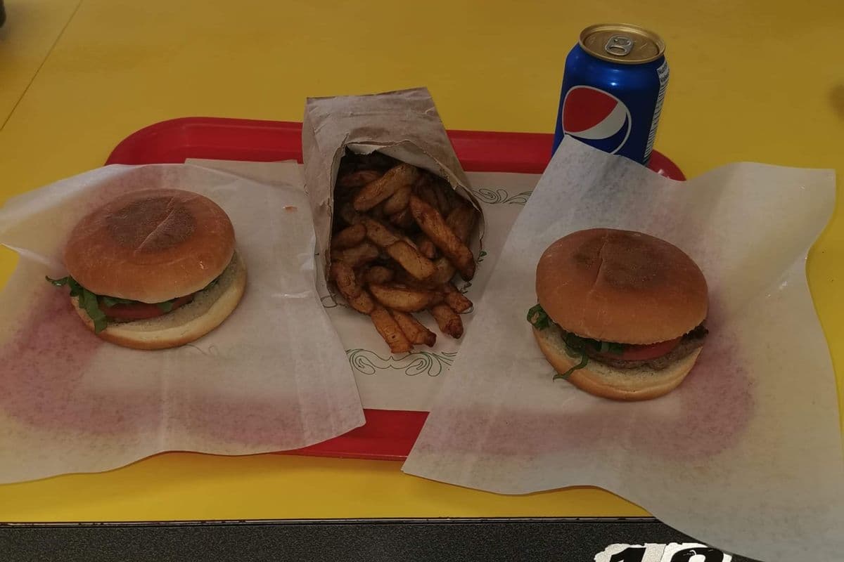 4. Trio avec deux hamburger, frites et boissons / Trio with Two Hamburger, Fries, and Beverage