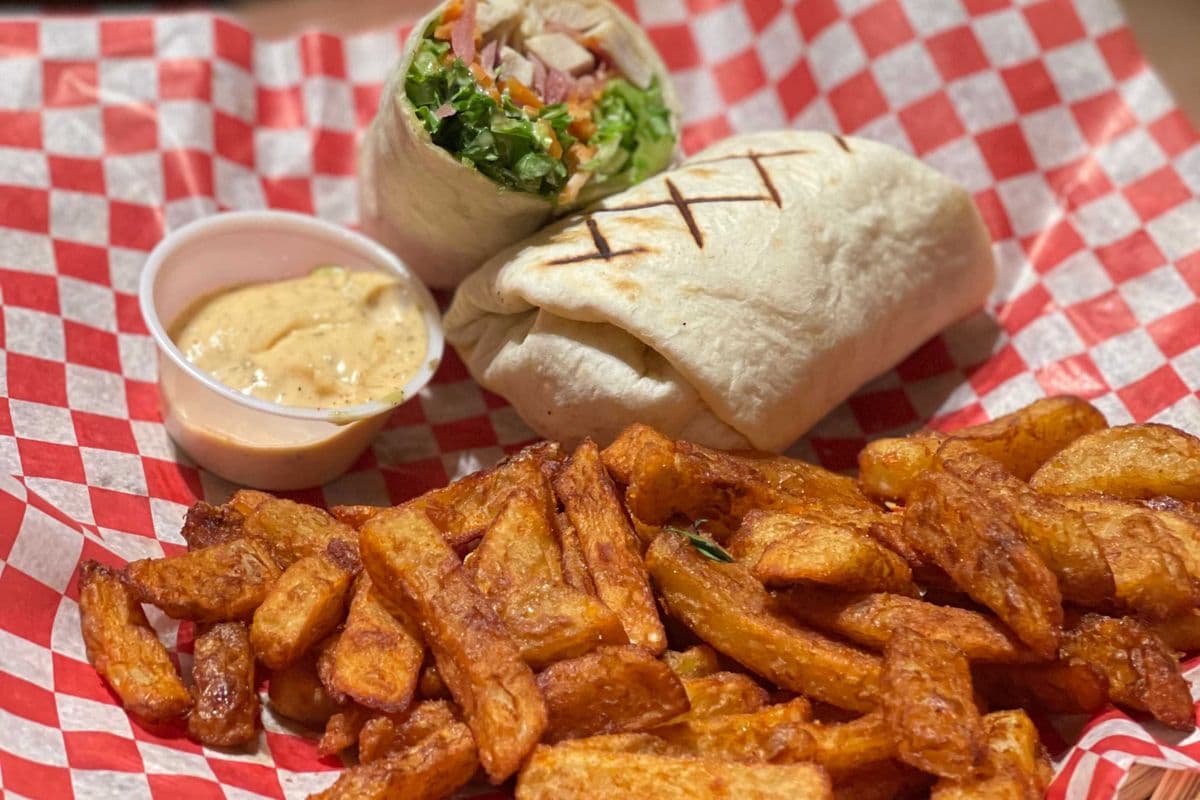 Wrap au poulet Le basse-cour / Le basse-cour Chicken Wrap