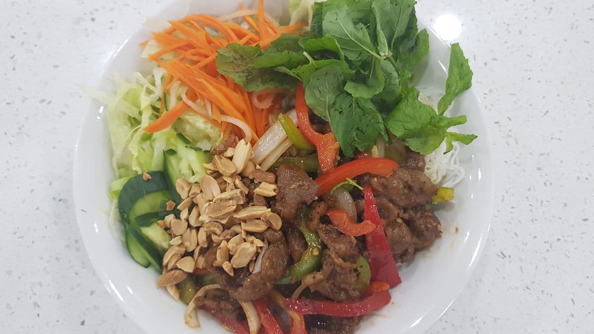 312. Vermicelli with Stir Fried Meat, Lemongrass, and Chili Peppers