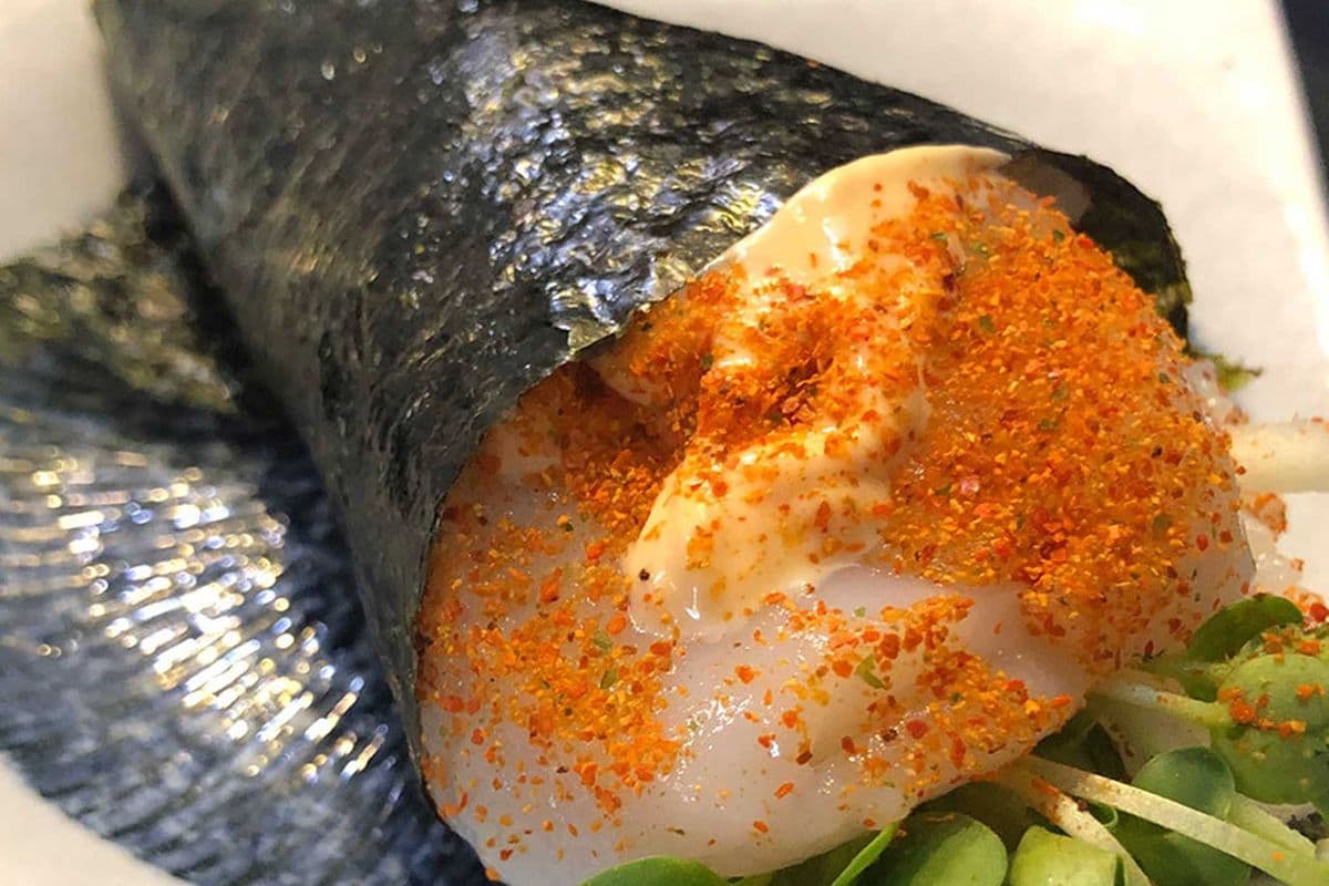 79. Spicy Scallop Hand Roll (1 ites)