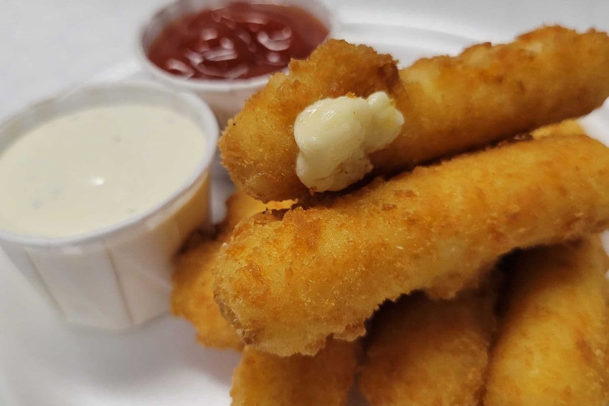 Mozzarella Sticks (6 pcs)