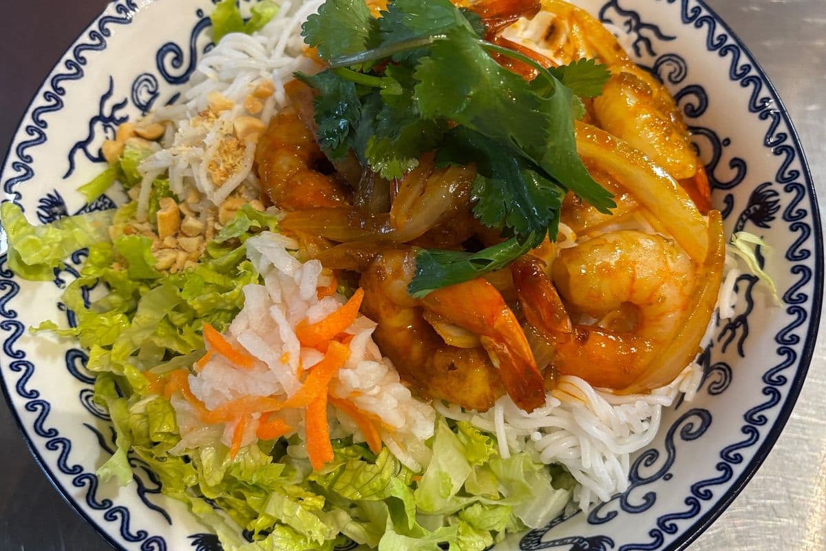 32. Bun Tom Xao Sa Ot