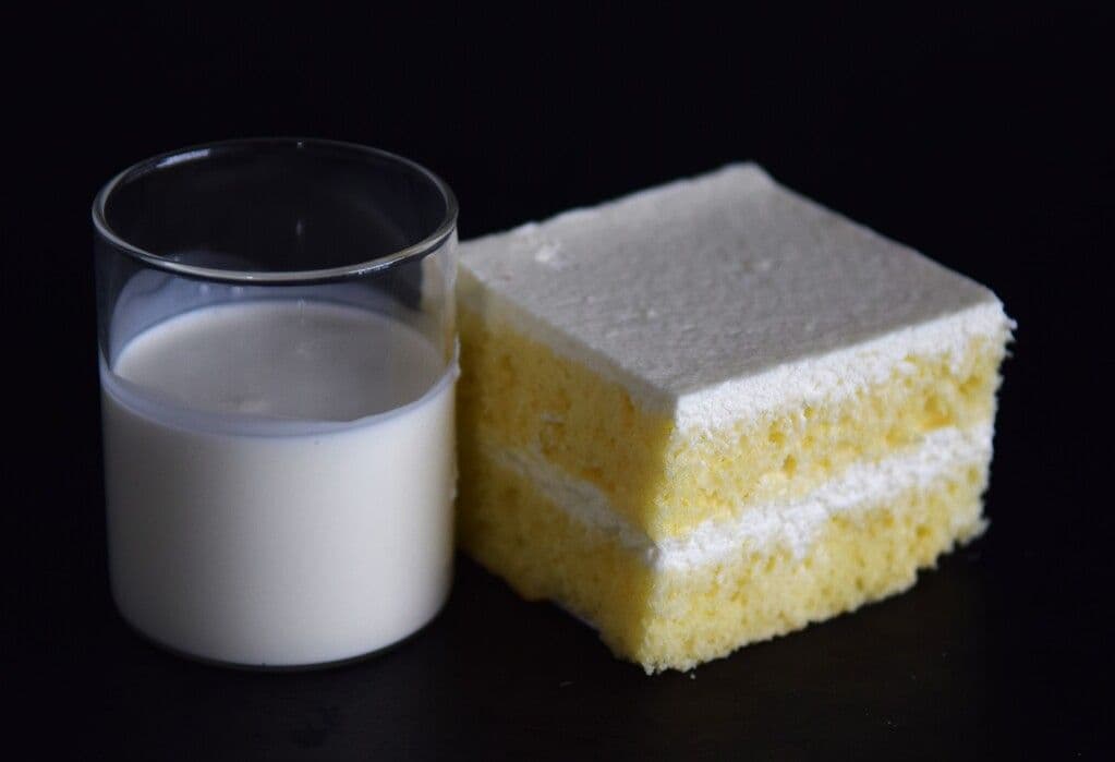 VANILLA TRES LECHES CAKE SLICE